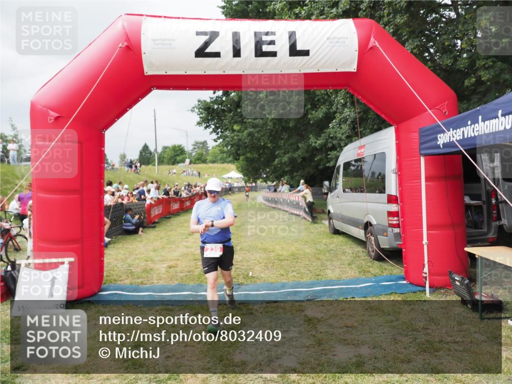 21.06.2025 - 27. Vierlanden-Triathlon MichiJ http://msf.ph/oto/8032409 15.06.2026 12:51:01 Ziel 239 meine-sportfotos.de