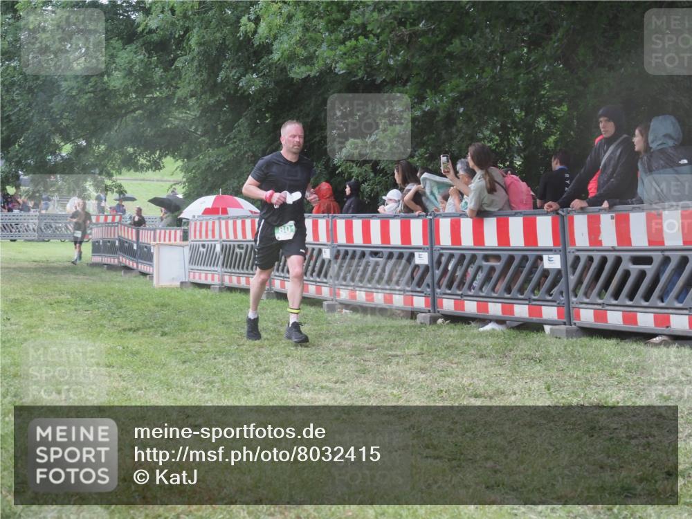 21.06.2025 - 27. Vierlanden-Triathlon KatJ http://msf.ph/oto/8032415 15.06.2025 13:43:12 Ziel 720, 801 meine-sportfotos.de