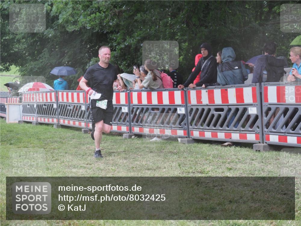 21.06.2025 - 27. Vierlanden-Triathlon KatJ http://msf.ph/oto/8032425 15.06.2025 13:43:13 Ziel 720, 801 meine-sportfotos.de