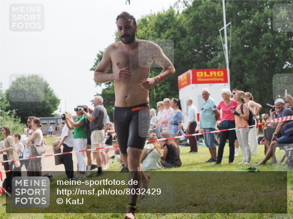 15.06.2025 - 27. Vierlanden-Triathlon KatJ http://msf.ph/oto/8032429 15.06.2025 11:12:39 Schwimmen 968 meine-sportfotos.de