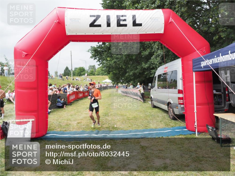 21.06.2025 - 27. Vierlanden-Triathlon MichiJ http://msf.ph/oto/8032445 15.06.2026 12:51:08 Ziel 239, 695 meine-sportfotos.de