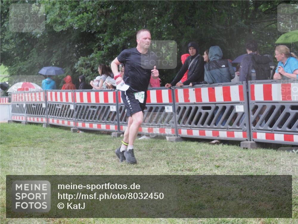 21.06.2025 - 27. Vierlanden-Triathlon KatJ http://msf.ph/oto/8032450 15.06.2025 13:43:13 Ziel 720, 801 meine-sportfotos.de