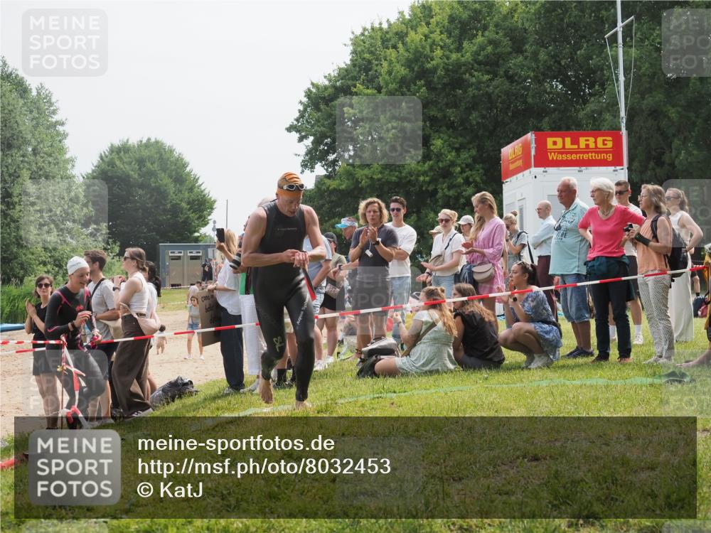 15.06.2025 - 27. Vierlanden-Triathlon KatJ http://msf.ph/oto/8032453 15.06.2025 11:12:51 Schwimmen 858, 928, 982 meine-sportfotos.de