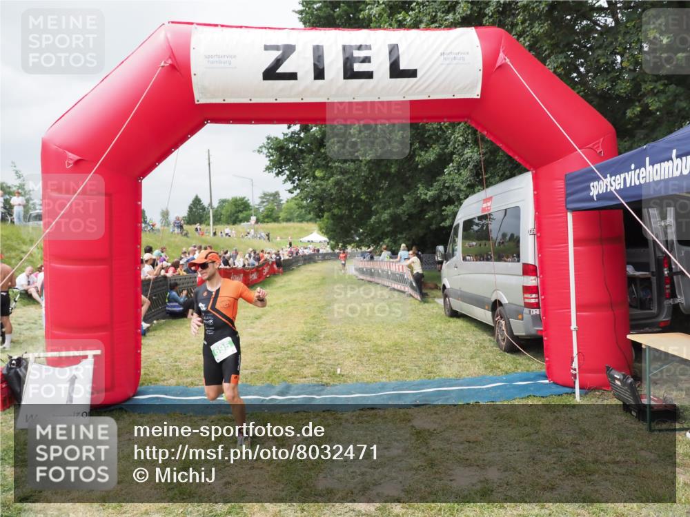 21.06.2025 - 27. Vierlanden-Triathlon MichiJ http://msf.ph/oto/8032471 15.06.2026 12:51:09 Ziel 695 meine-sportfotos.de