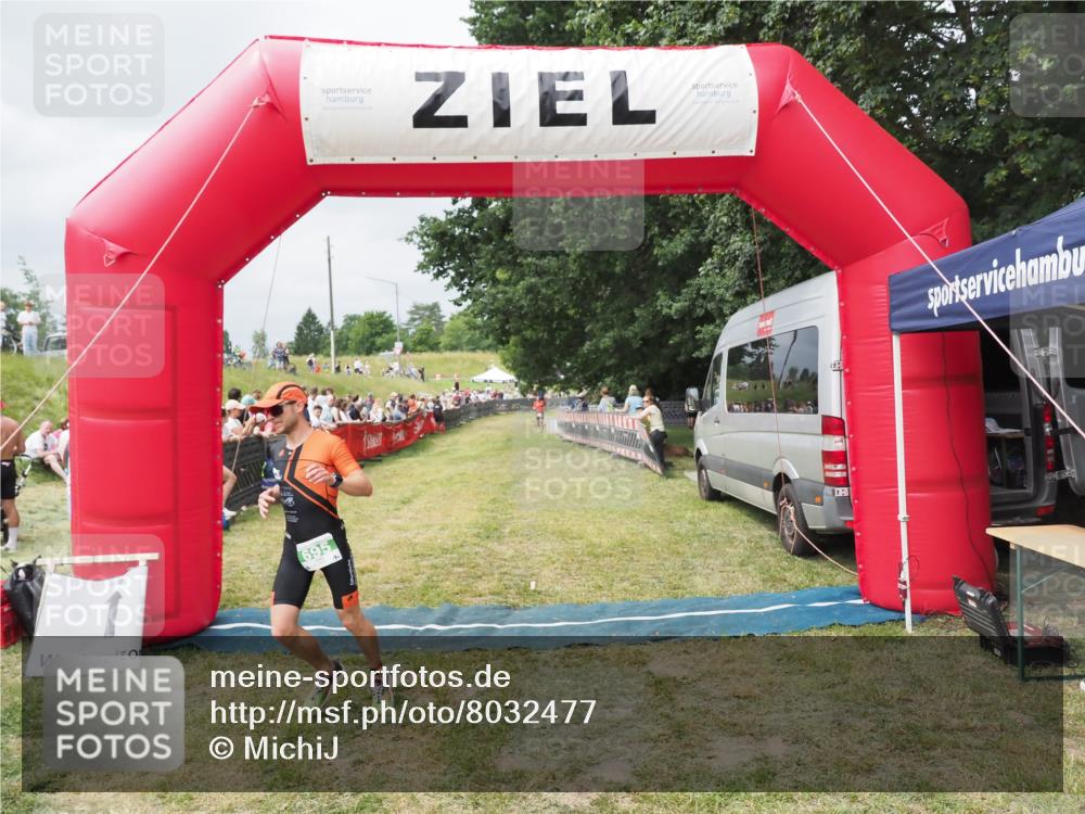 21.06.2025 - 27. Vierlanden-Triathlon MichiJ http://msf.ph/oto/8032477 15.06.2026 12:51:09 Ziel 695 meine-sportfotos.de