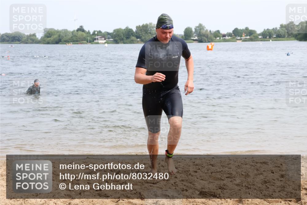 15.06.2025 - 27. Vierlanden-Triathlon Lena Gebhardt http://msf.ph/oto/8032480 15.06.2025 11:14:30 Schwimmen 833, 958 meine-sportfotos.de