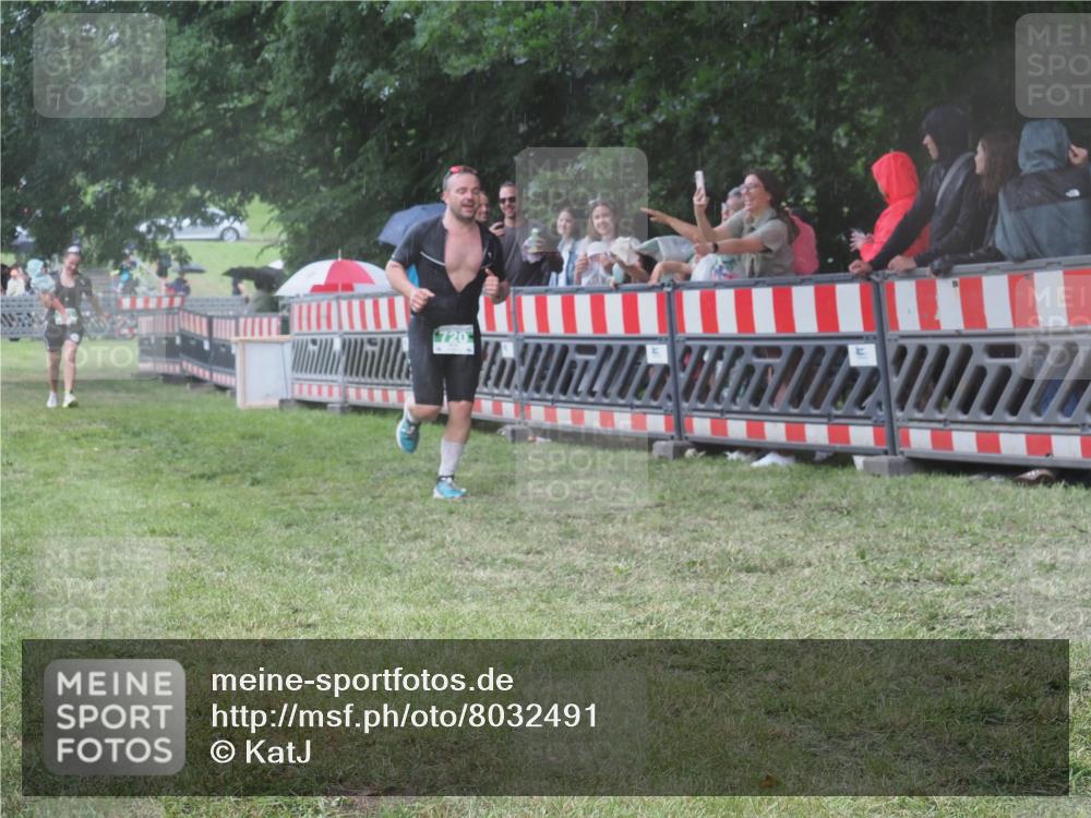21.06.2025 - 27. Vierlanden-Triathlon KatJ http://msf.ph/oto/8032491 15.06.2025 13:43:20 Ziel 720, 945 meine-sportfotos.de