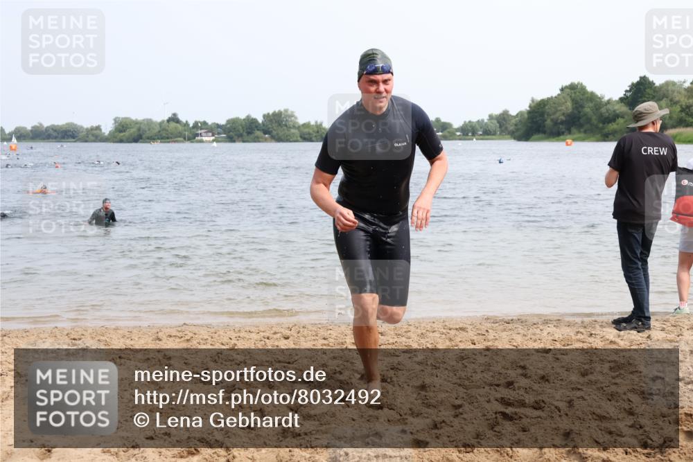 15.06.2025 - 27. Vierlanden-Triathlon Lena Gebhardt http://msf.ph/oto/8032492 15.06.2025 11:14:31 Schwimmen 833, 958 meine-sportfotos.de