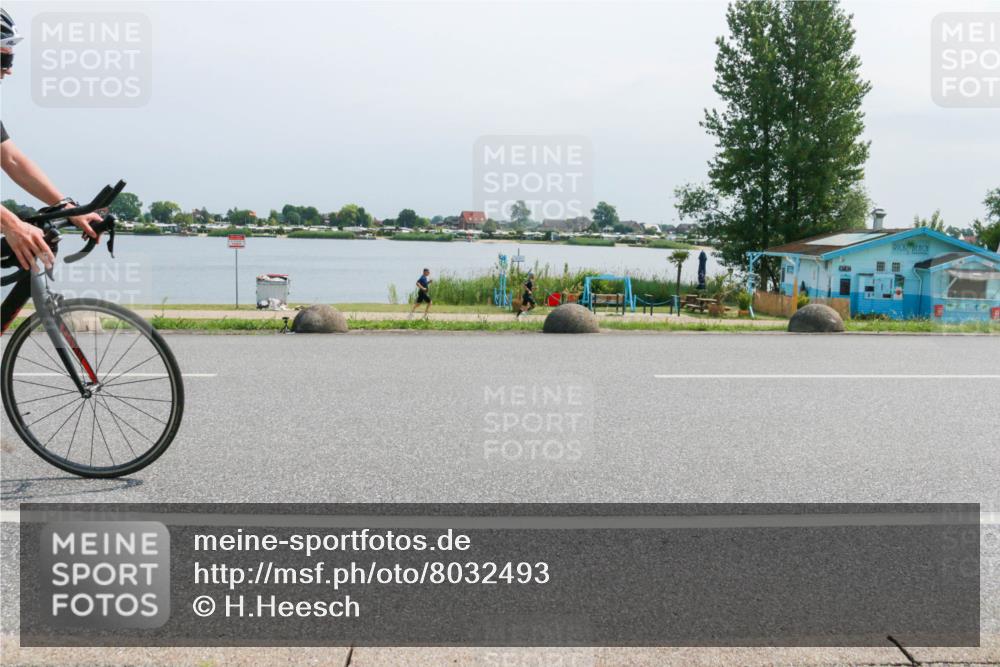 15.06.2025 - 27. Vierlanden-Triathlon H.Heesch http://msf.ph/oto/8032493 15.06.2025 11:37:37 Radfahren 90, 686, 727 meine-sportfotos.de