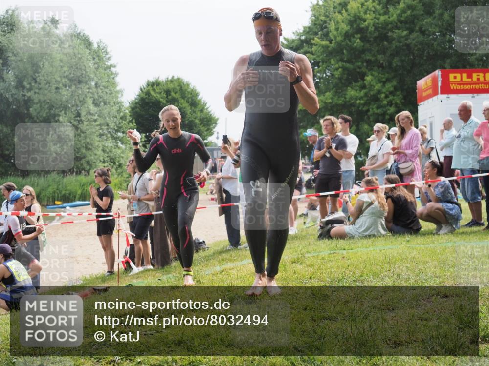 15.06.2025 - 27. Vierlanden-Triathlon KatJ http://msf.ph/oto/8032494 15.06.2025 11:12:52 Schwimmen 858, 928, 982 meine-sportfotos.de