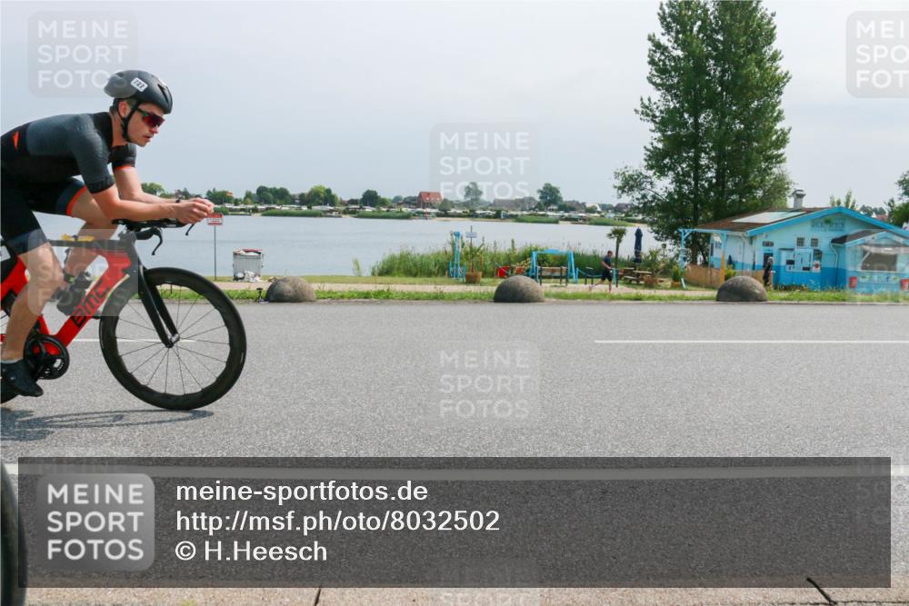 15.06.2025 - 27. Vierlanden-Triathlon H.Heesch http://msf.ph/oto/8032502 15.06.2025 11:37:40 Radfahren 90, 727 meine-sportfotos.de