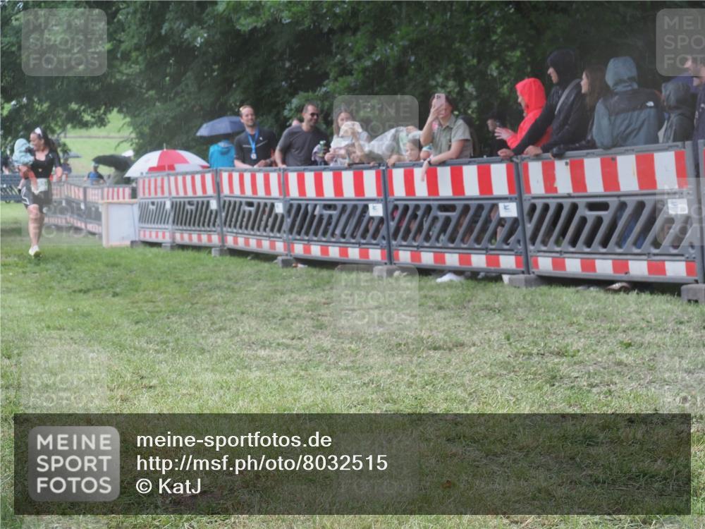 21.06.2025 - 27. Vierlanden-Triathlon KatJ http://msf.ph/oto/8032515 15.06.2025 13:43:21 Ziel 720, 945 meine-sportfotos.de
