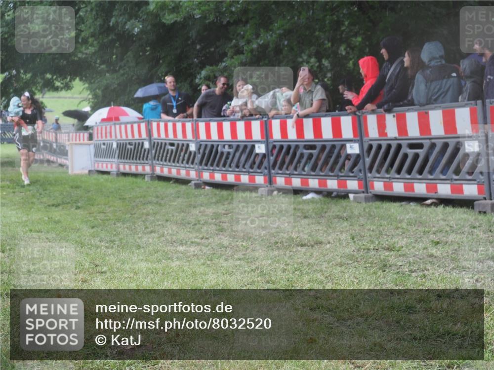 21.06.2025 - 27. Vierlanden-Triathlon KatJ http://msf.ph/oto/8032520 15.06.2025 13:43:21 Ziel 720, 945 meine-sportfotos.de
