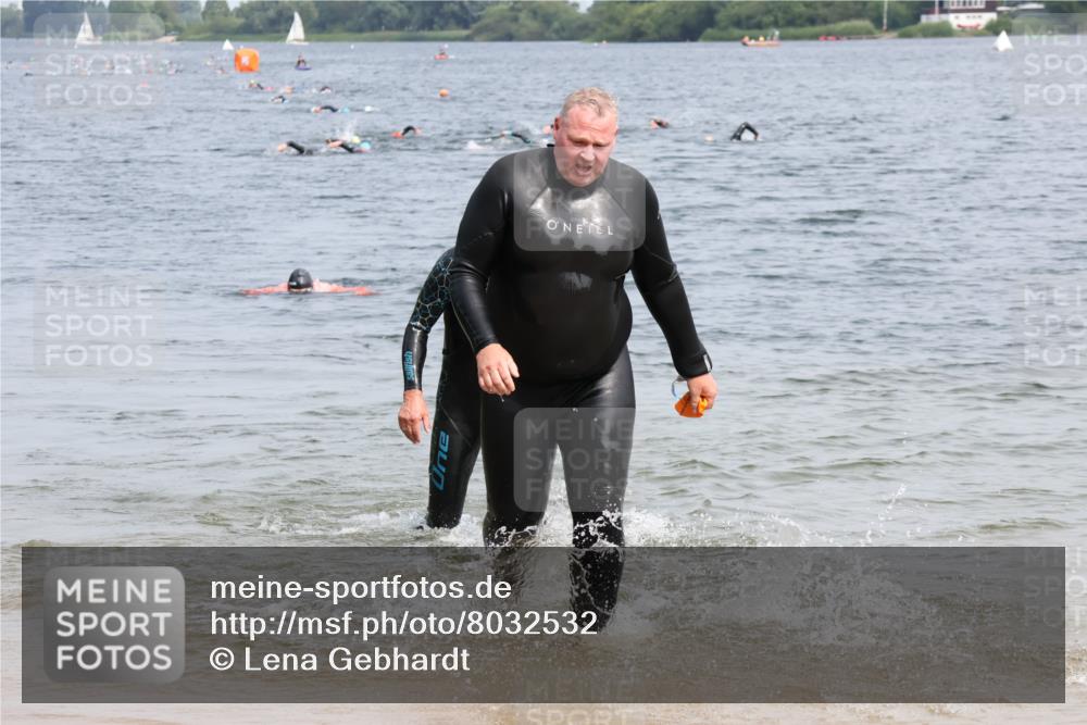 15.06.2025 - 27. Vierlanden-Triathlon Lena Gebhardt http://msf.ph/oto/8032532 15.06.2025 11:14:45 Schwimmen 812 meine-sportfotos.de