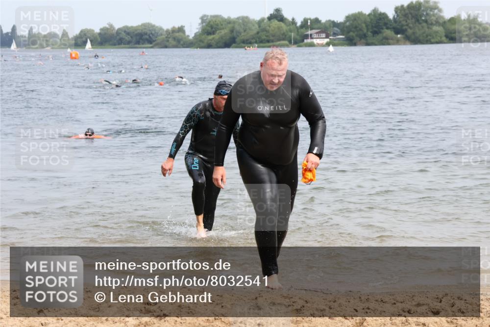 15.06.2025 - 27. Vierlanden-Triathlon Lena Gebhardt http://msf.ph/oto/8032541 15.06.2025 11:14:47 Schwimmen 812 meine-sportfotos.de