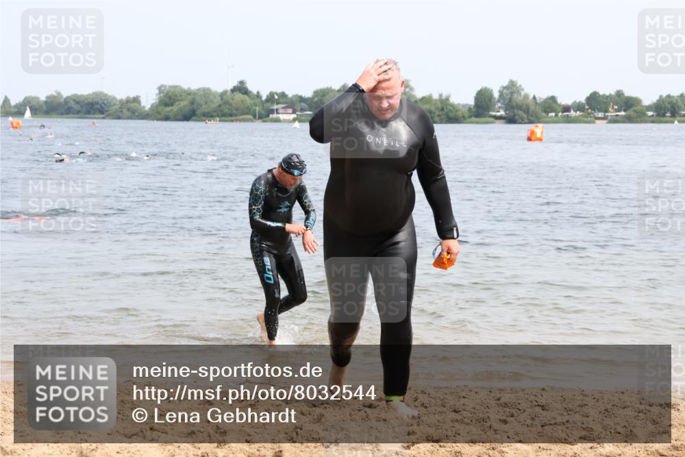 15.06.2025 - 27. Vierlanden-Triathlon Lena Gebhardt http://msf.ph/oto/8032544 15.06.2025 11:14:49 Schwimmen 798, 812 meine-sportfotos.de