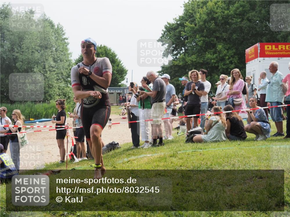 15.06.2025 - 27. Vierlanden-Triathlon KatJ http://msf.ph/oto/8032545 15.06.2025 11:12:55 Schwimmen 858, 928, 982 meine-sportfotos.de
