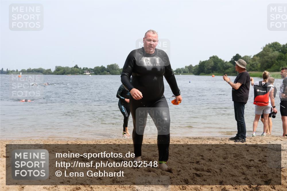 15.06.2025 - 27. Vierlanden-Triathlon Lena Gebhardt http://msf.ph/oto/8032548 15.06.2025 11:14:51 Schwimmen 798, 812 meine-sportfotos.de