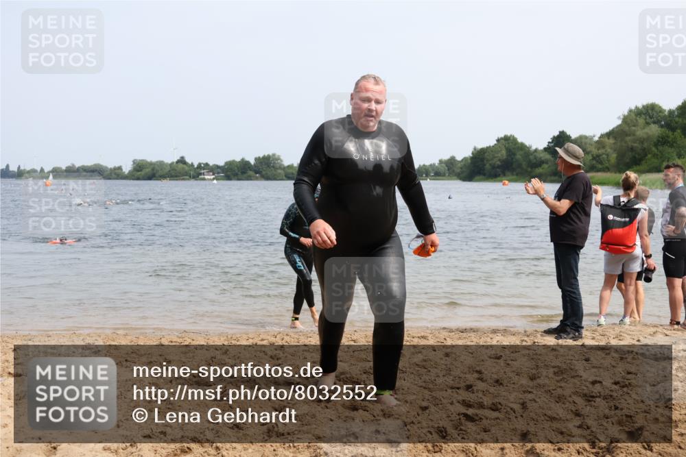 15.06.2025 - 27. Vierlanden-Triathlon Lena Gebhardt http://msf.ph/oto/8032552 15.06.2025 11:14:51 Schwimmen 798, 812 meine-sportfotos.de