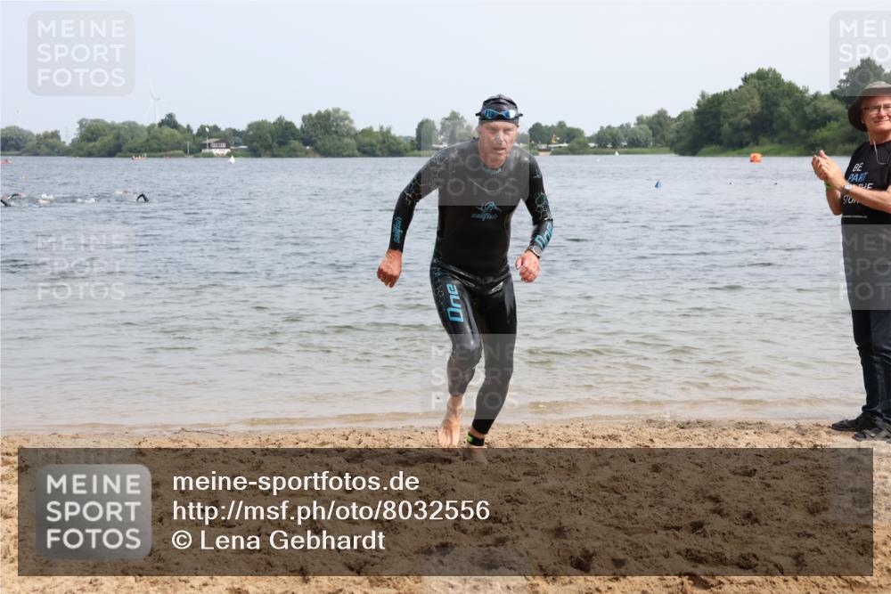 15.06.2025 - 27. Vierlanden-Triathlon Lena Gebhardt http://msf.ph/oto/8032556 15.06.2025 11:14:54 Schwimmen 798, 812 meine-sportfotos.de