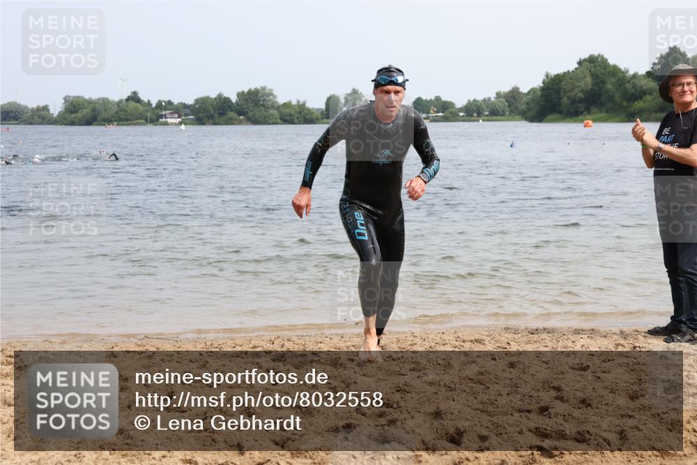 15.06.2025 - 27. Vierlanden-Triathlon Lena Gebhardt http://msf.ph/oto/8032558 15.06.2025 11:14:54 Schwimmen 798, 812 meine-sportfotos.de