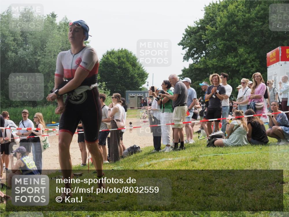 15.06.2025 - 27. Vierlanden-Triathlon KatJ http://msf.ph/oto/8032559 15.06.2025 11:12:55 Schwimmen 858, 928, 982 meine-sportfotos.de