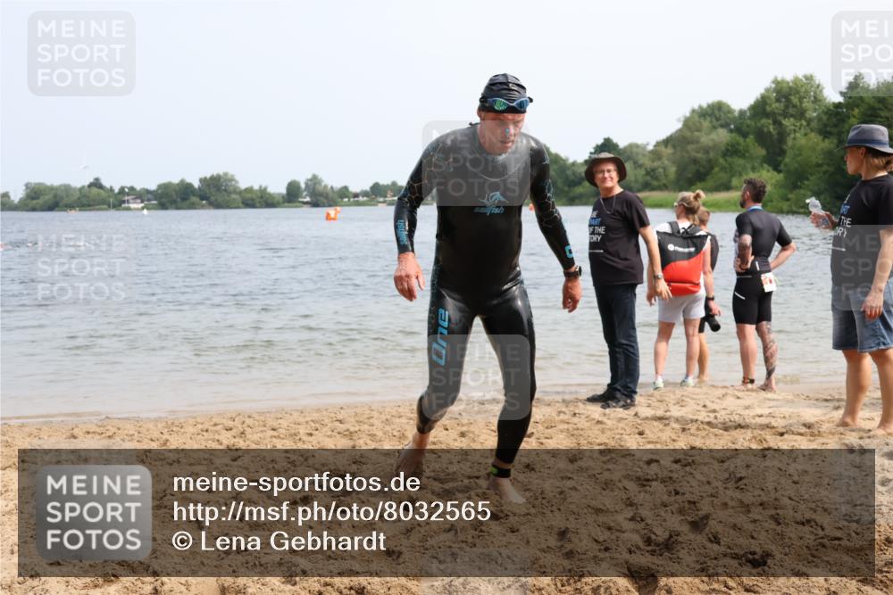 15.06.2025 - 27. Vierlanden-Triathlon Lena Gebhardt http://msf.ph/oto/8032565 15.06.2025 11:14:56 Schwimmen 798, 812 meine-sportfotos.de