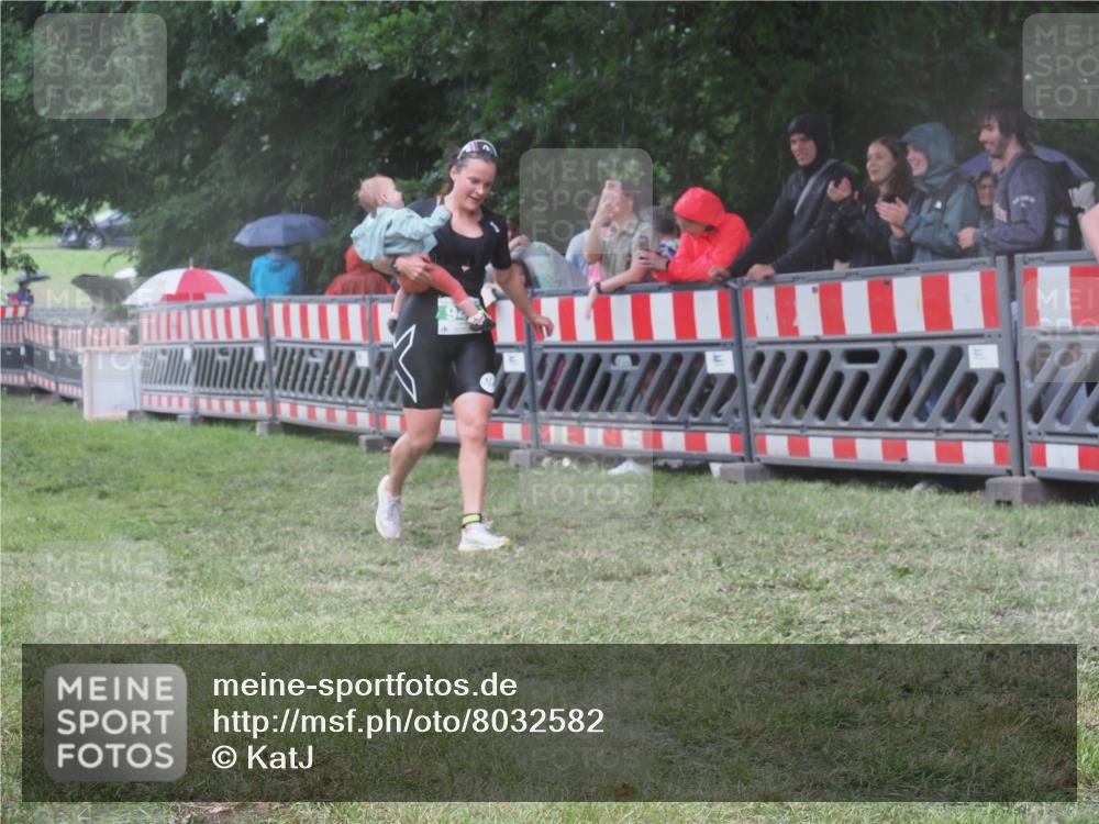 21.06.2025 - 27. Vierlanden-Triathlon KatJ http://msf.ph/oto/8032582 15.06.2025 13:43:25 Ziel 144, 945 meine-sportfotos.de