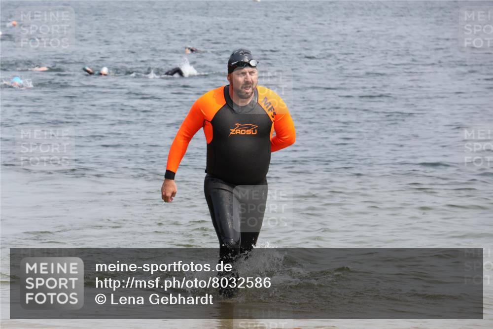 15.06.2025 - 27. Vierlanden-Triathlon Lena Gebhardt http://msf.ph/oto/8032586 15.06.2025 11:15:08 Schwimmen 798, 826 meine-sportfotos.de