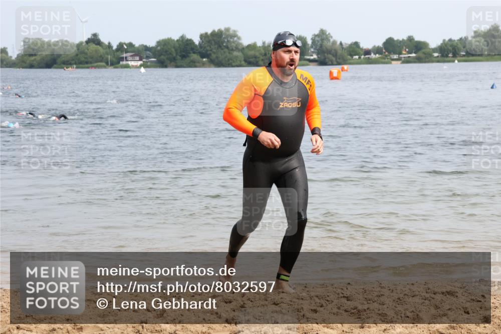 15.06.2025 - 27. Vierlanden-Triathlon Lena Gebhardt http://msf.ph/oto/8032597 15.06.2025 11:15:12 Schwimmen 826 meine-sportfotos.de