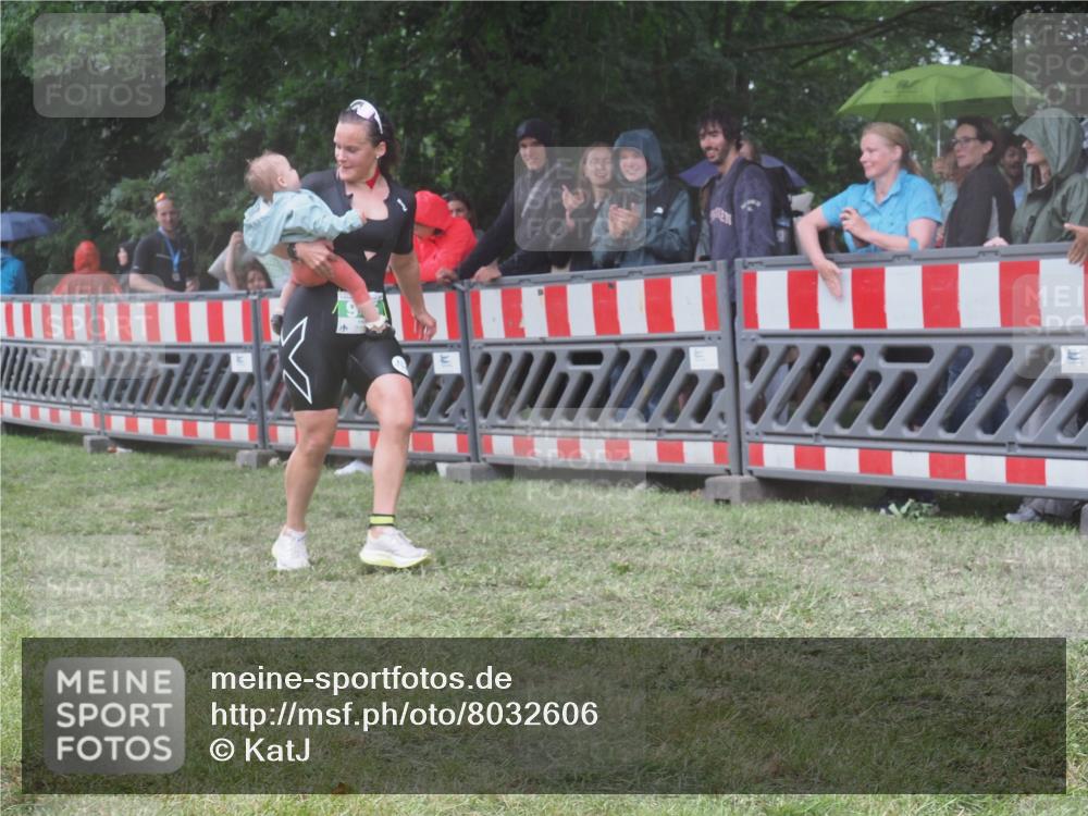 21.06.2025 - 27. Vierlanden-Triathlon KatJ http://msf.ph/oto/8032606 15.06.2025 13:43:26 Ziel 144, 945 meine-sportfotos.de