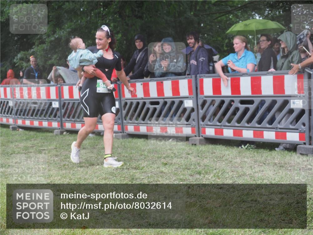 21.06.2025 - 27. Vierlanden-Triathlon KatJ http://msf.ph/oto/8032614 15.06.2025 13:43:26 Ziel 144, 945 meine-sportfotos.de