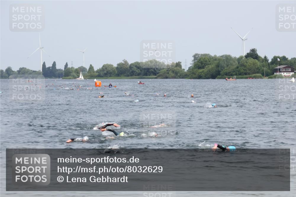 15.06.2025 - 27. Vierlanden-Triathlon Lena Gebhardt http://msf.ph/oto/8032629 15.06.2025 11:15:25 Schwimmen 826 meine-sportfotos.de