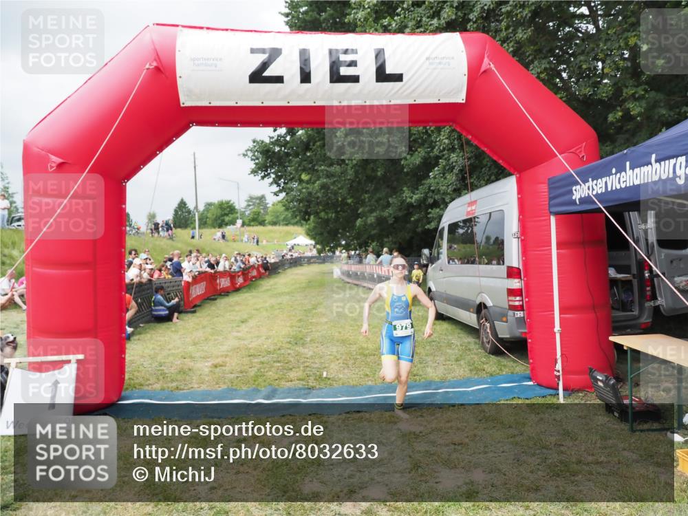 21.06.2025 - 27. Vierlanden-Triathlon MichiJ http://msf.ph/oto/8032633 15.06.2026 12:52:10 Ziel 979 meine-sportfotos.de