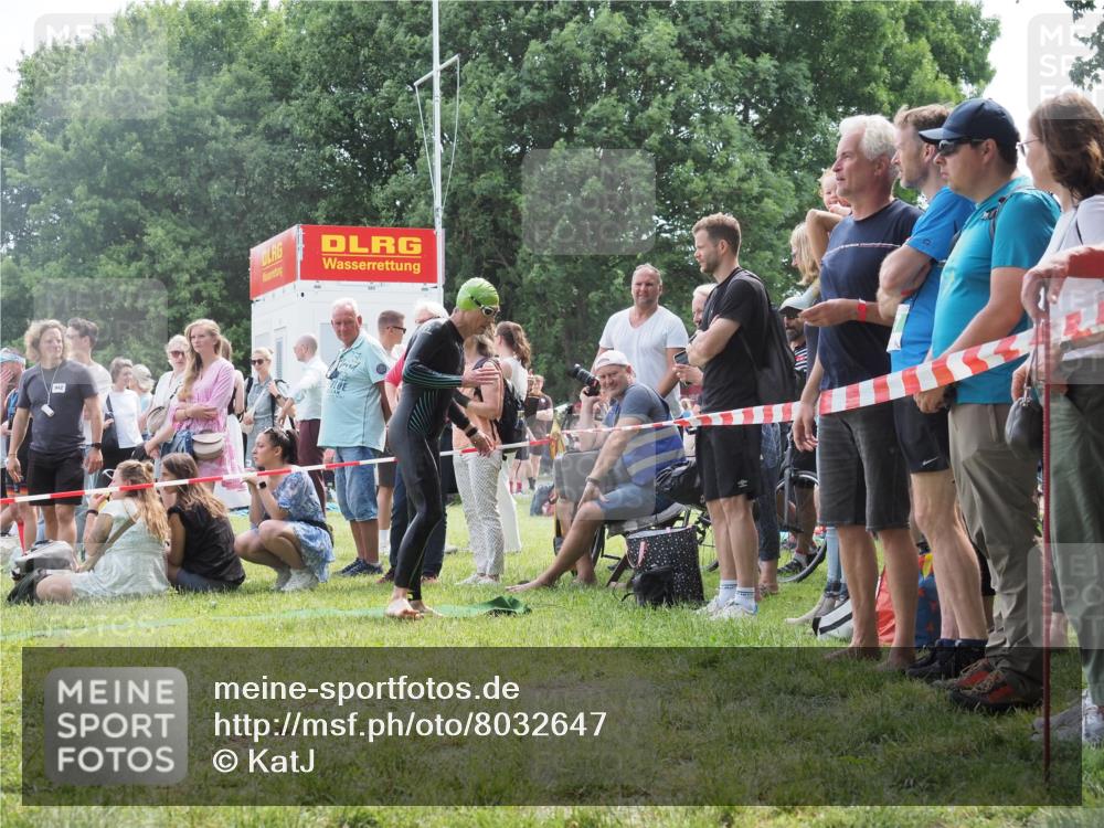 15.06.2025 - 27. Vierlanden-Triathlon KatJ http://msf.ph/oto/8032647 15.06.2025 11:13:07 Schwimmen 655, 780 meine-sportfotos.de