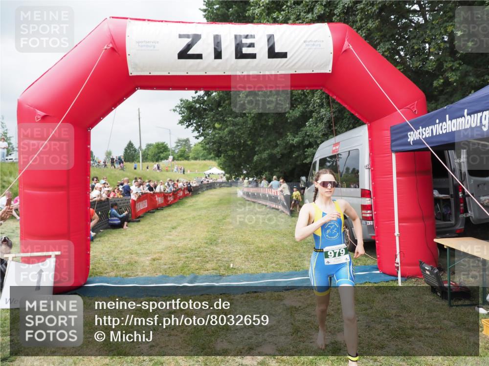 21.06.2025 - 27. Vierlanden-Triathlon MichiJ http://msf.ph/oto/8032659 15.06.2026 12:52:11 Ziel 979 meine-sportfotos.de