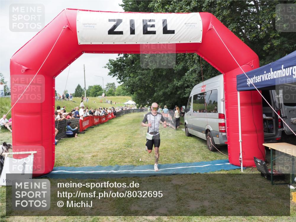 21.06.2025 - 27. Vierlanden-Triathlon MichiJ http://msf.ph/oto/8032695 15.06.2026 12:52:38 Ziel 735 meine-sportfotos.de