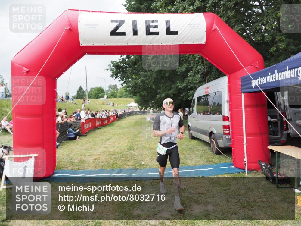 21.06.2025 - 27. Vierlanden-Triathlon MichiJ http://msf.ph/oto/8032716 15.06.2026 12:52:39 Ziel 735 meine-sportfotos.de