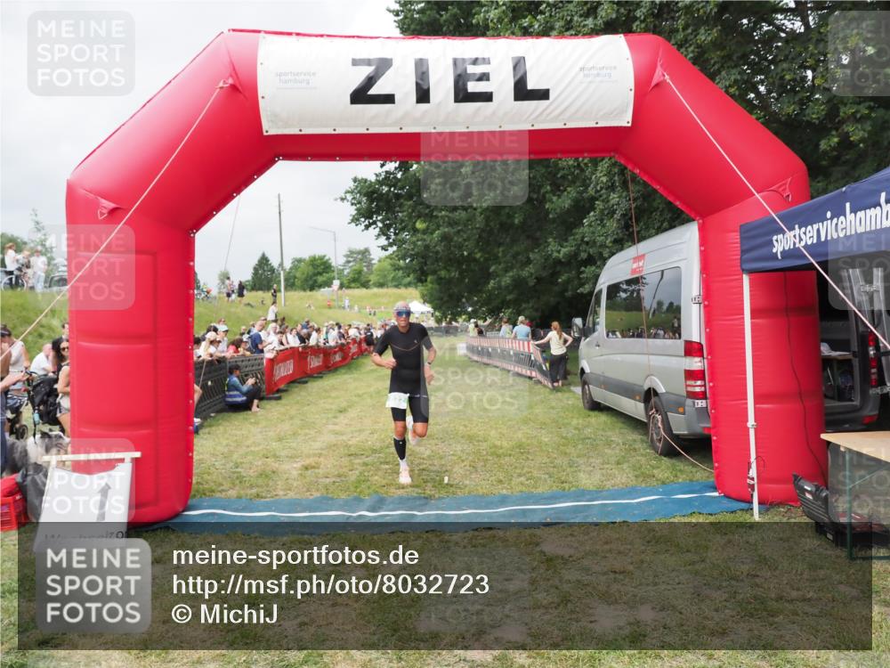 21.06.2025 - 27. Vierlanden-Triathlon MichiJ http://msf.ph/oto/8032723 15.06.2026 12:53:02 Ziel 822 meine-sportfotos.de