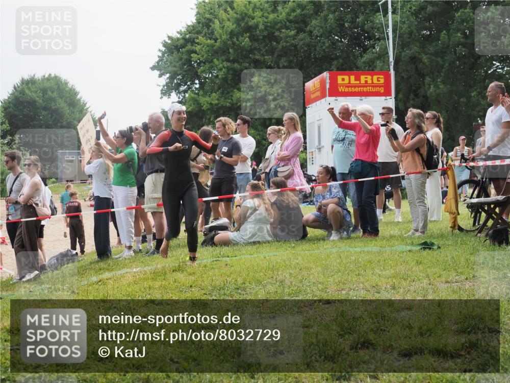 15.06.2025 - 27. Vierlanden-Triathlon KatJ http://msf.ph/oto/8032729 15.06.2025 11:14:05 Schwimmen 800, 904, 920 meine-sportfotos.de