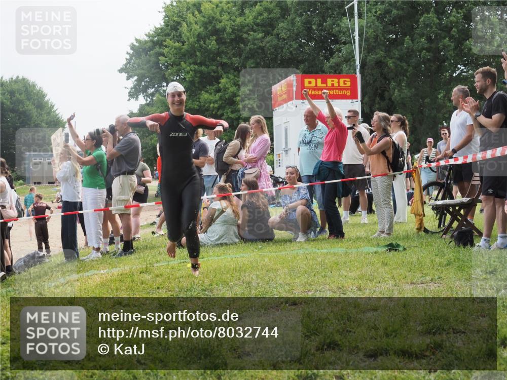 15.06.2025 - 27. Vierlanden-Triathlon KatJ http://msf.ph/oto/8032744 15.06.2025 11:14:05 Schwimmen 800, 904, 920 meine-sportfotos.de
