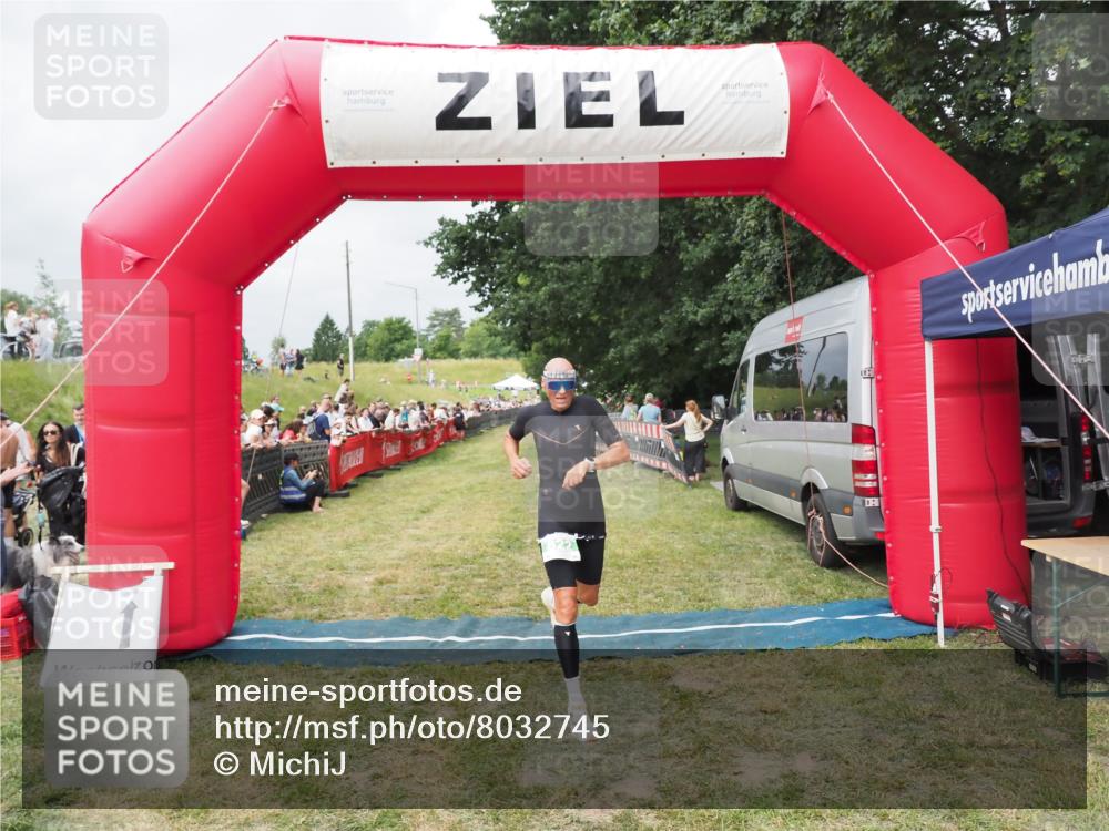 21.06.2025 - 27. Vierlanden-Triathlon MichiJ http://msf.ph/oto/8032745 15.06.2026 12:53:03 Ziel 822 meine-sportfotos.de