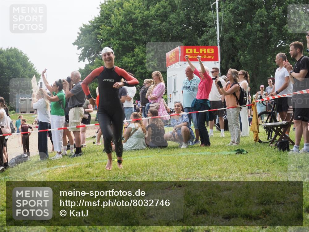 15.06.2025 - 27. Vierlanden-Triathlon KatJ http://msf.ph/oto/8032746 15.06.2025 11:14:05 Schwimmen 800, 904, 920 meine-sportfotos.de