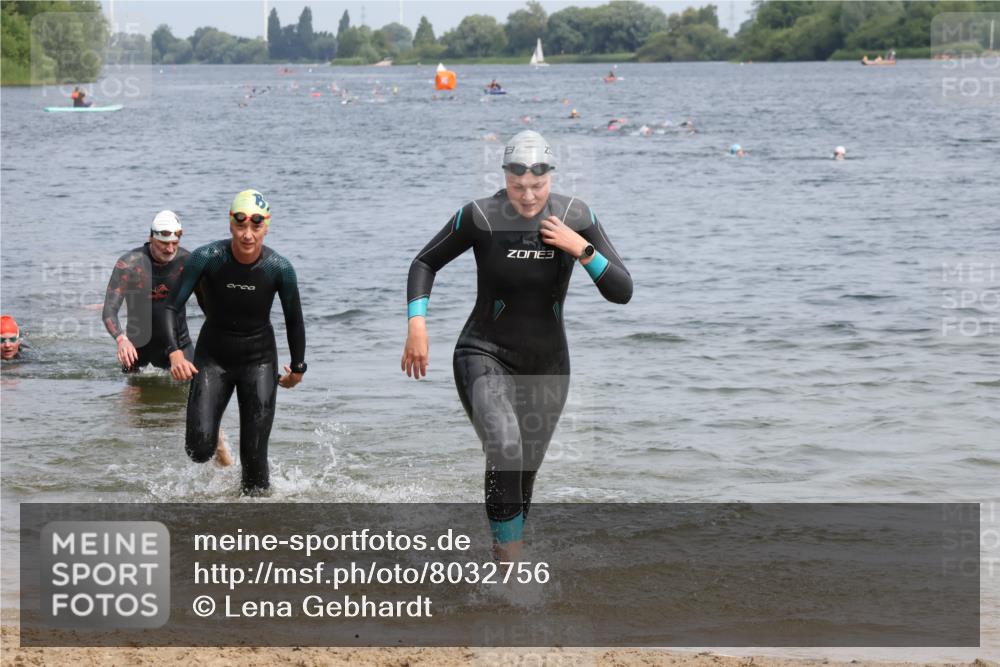 15.06.2025 - 27. Vierlanden-Triathlon Lena Gebhardt http://msf.ph/oto/8032756 15.06.2025 11:15:45 Schwimmen 881, 919, 927, 946, 951, 960 meine-sportfotos.de