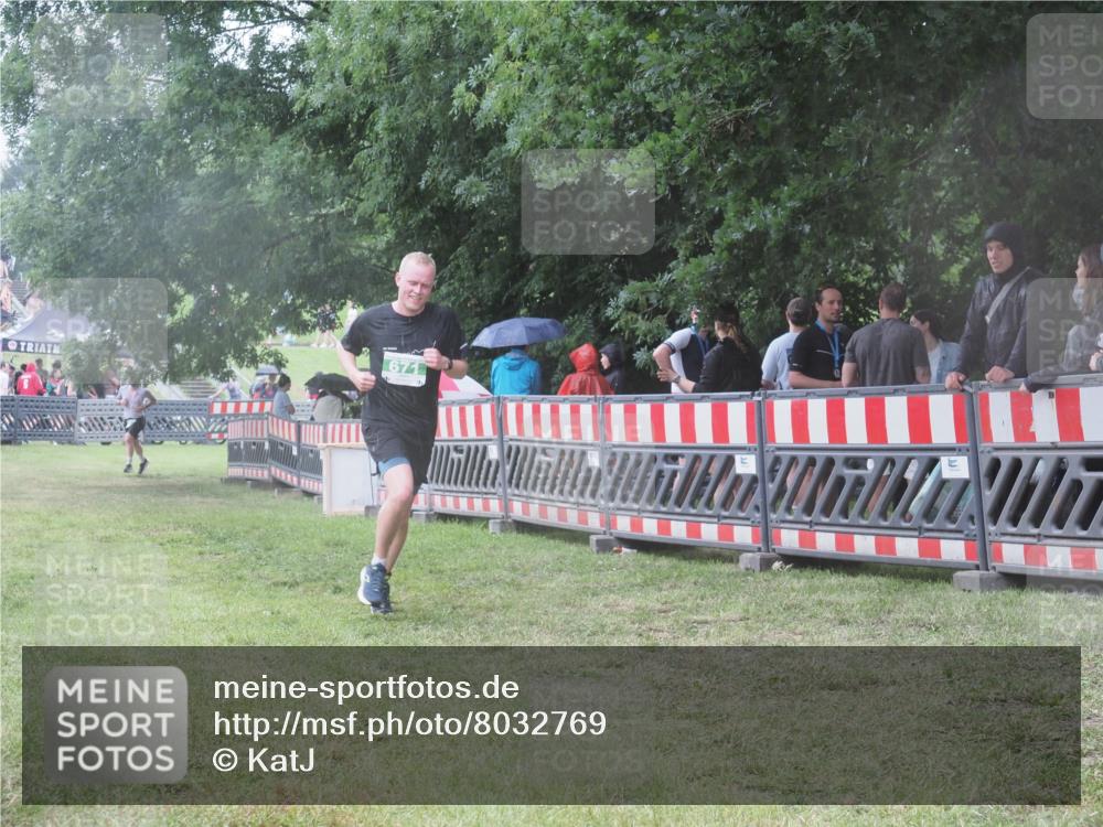 21.06.2025 - 27. Vierlanden-Triathlon KatJ http://msf.ph/oto/8032769 15.06.2025 13:43:49 Ziel 655, 671 meine-sportfotos.de