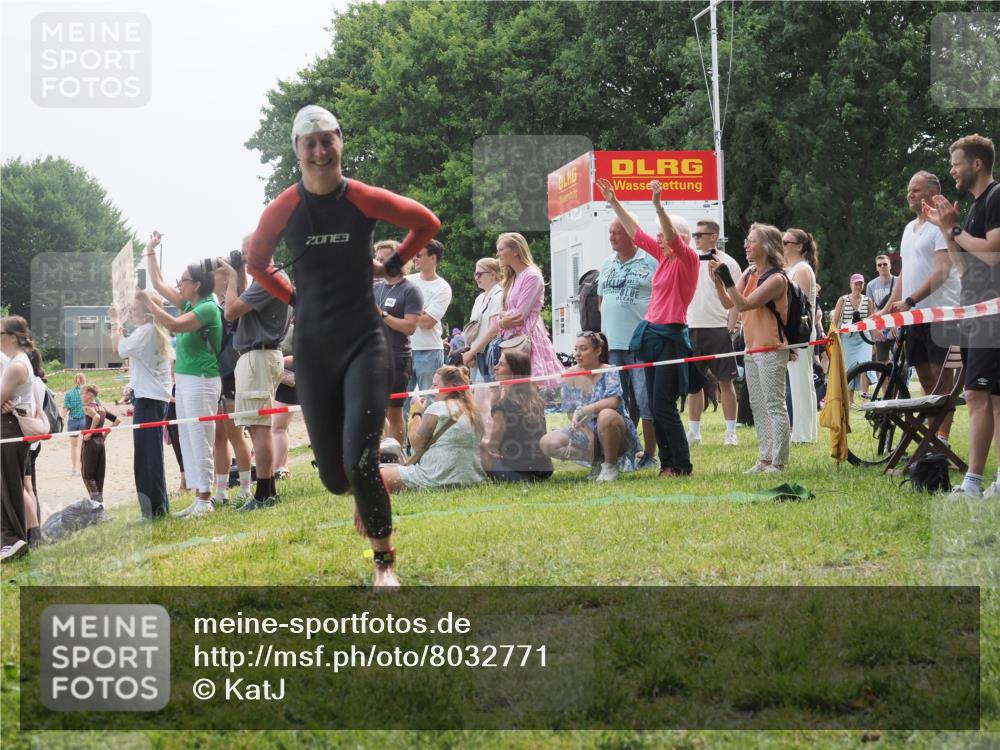 15.06.2025 - 27. Vierlanden-Triathlon KatJ http://msf.ph/oto/8032771 15.06.2025 11:14:06 Schwimmen 800, 904, 920 meine-sportfotos.de