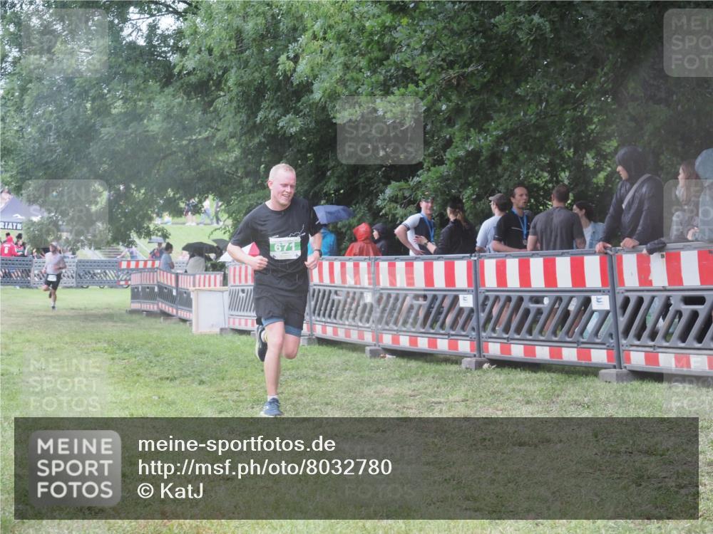 21.06.2025 - 27. Vierlanden-Triathlon KatJ http://msf.ph/oto/8032780 15.06.2025 13:43:49 Ziel 655, 671 meine-sportfotos.de