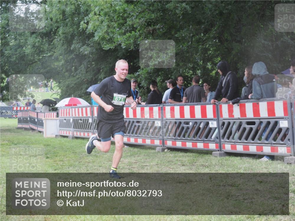 21.06.2025 - 27. Vierlanden-Triathlon KatJ http://msf.ph/oto/8032793 15.06.2025 13:43:49 Ziel 655, 671 meine-sportfotos.de