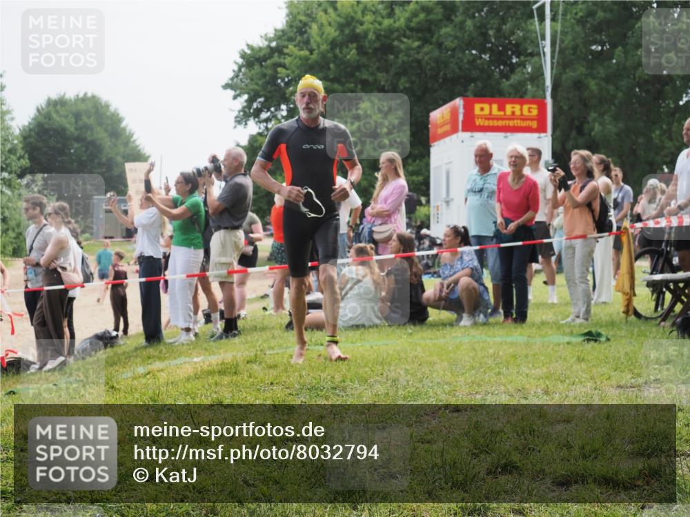 15.06.2025 - 27. Vierlanden-Triathlon KatJ http://msf.ph/oto/8032794 15.06.2025 11:14:09 Schwimmen 800, 904, 920, 952, 962 meine-sportfotos.de