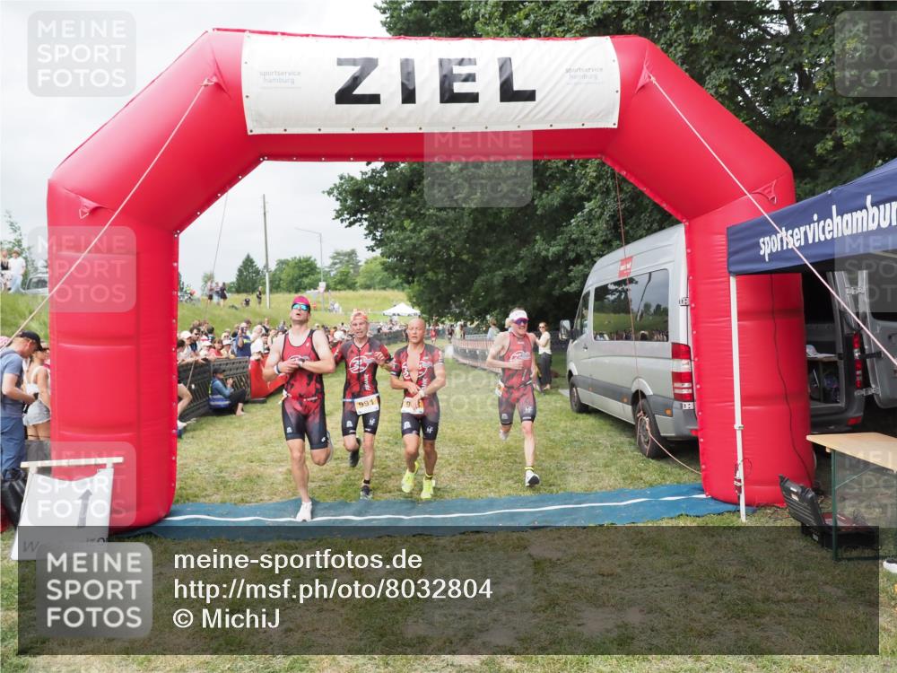 21.06.2025 - 27. Vierlanden-Triathlon MichiJ http://msf.ph/oto/8032804 15.06.2026 12:53:16 Ziel 989, 991, 992, 993 meine-sportfotos.de